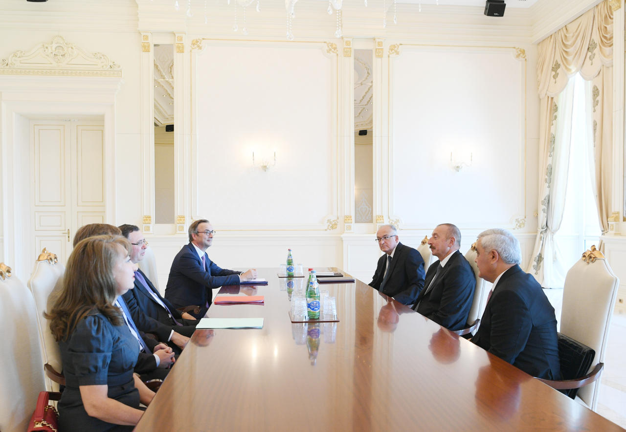 Президент Ильхам Алиев принял главу компании TOTAL