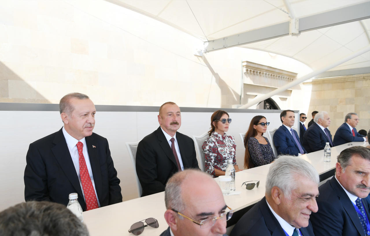 Президент Ильхам Алиев, Президент Реджеп Тайип Эрдоган и Первая леди Мехрибан Алиева приняли участие в параде, посвященном 100-летию освобождения Баку