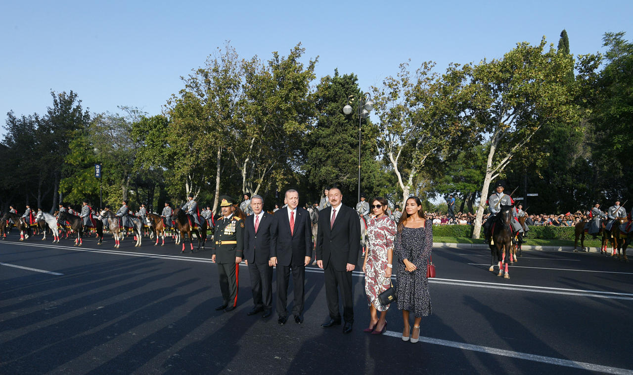 Президент Ильхам Алиев, Президент Реджеп Тайип Эрдоган и Первая леди Мехрибан Алиева приняли участие в параде, посвященном 100-летию освобождения Баку