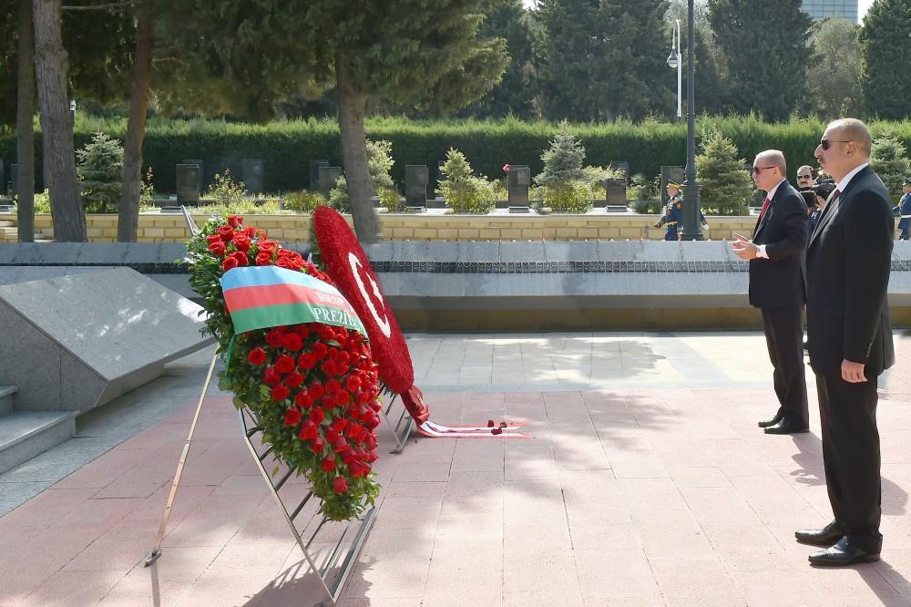 Президент Ильхам Алиев и Президент Реджеп Тайип Эрдоган посетили могилу Общенационального лидера Гейдара Алиева и Аллею шехидов