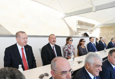 Президент Ильхам Алиев, Президент Реджеп Тайип Эрдоган и Первая леди Мехрибан Алиева приняли участие в параде, посвященном 100-летию освобождения Баку - ФОТО