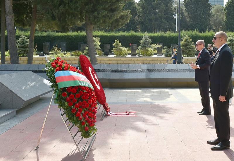Президент Ильхам Алиев и Президент Реджеп Тайип Эрдоган посетили могилу Общенационального лидера Гейдара Алиева и Аллею шехидов