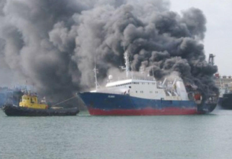 İndoneziyada gəmi yandı - 10 ölü