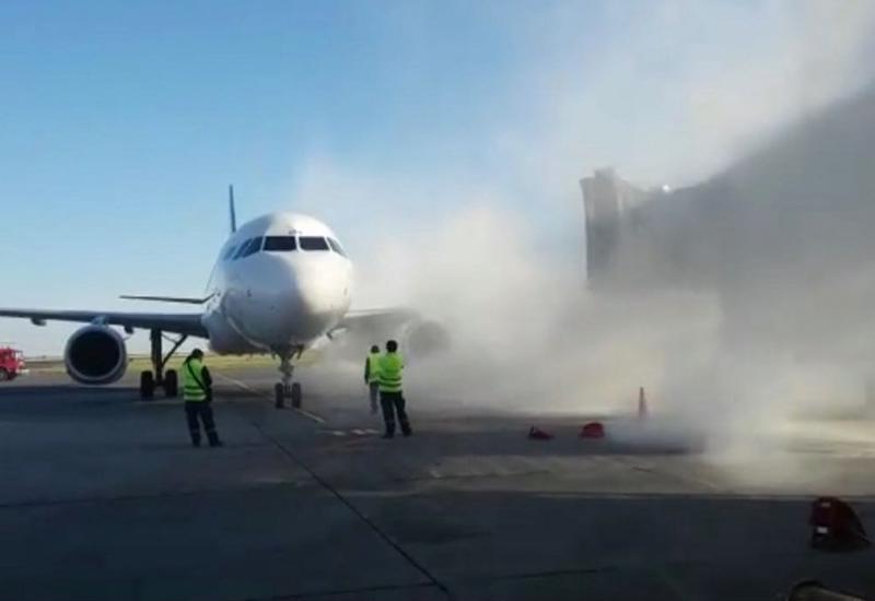В казахском аэропорту у самолета загорелся двигатель
