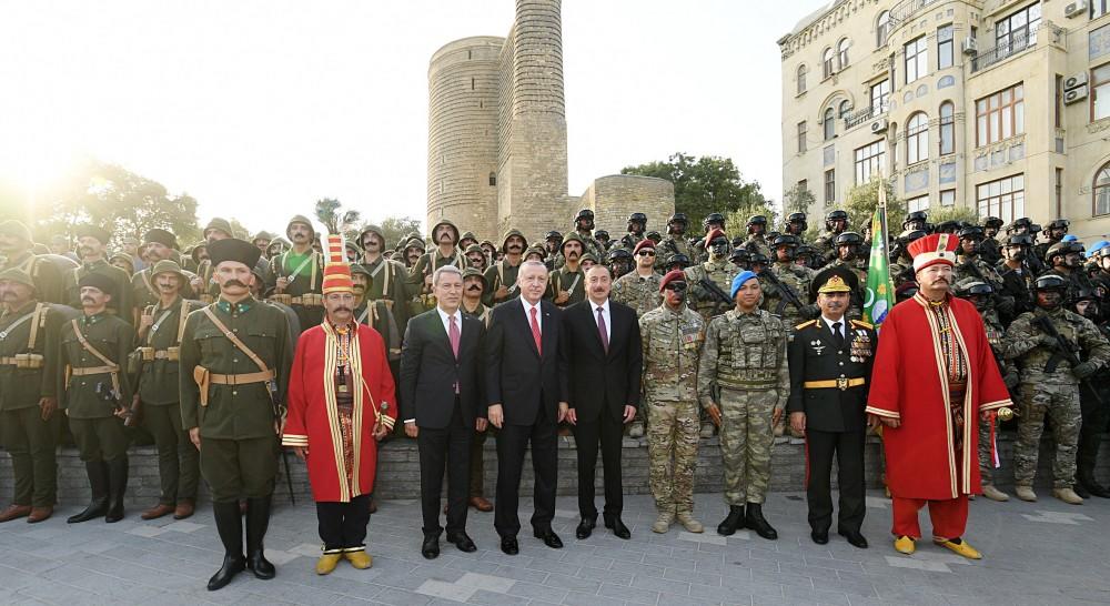 Президенты Азербайджана и Турции сфотографировались на память с участниками парада в Баку