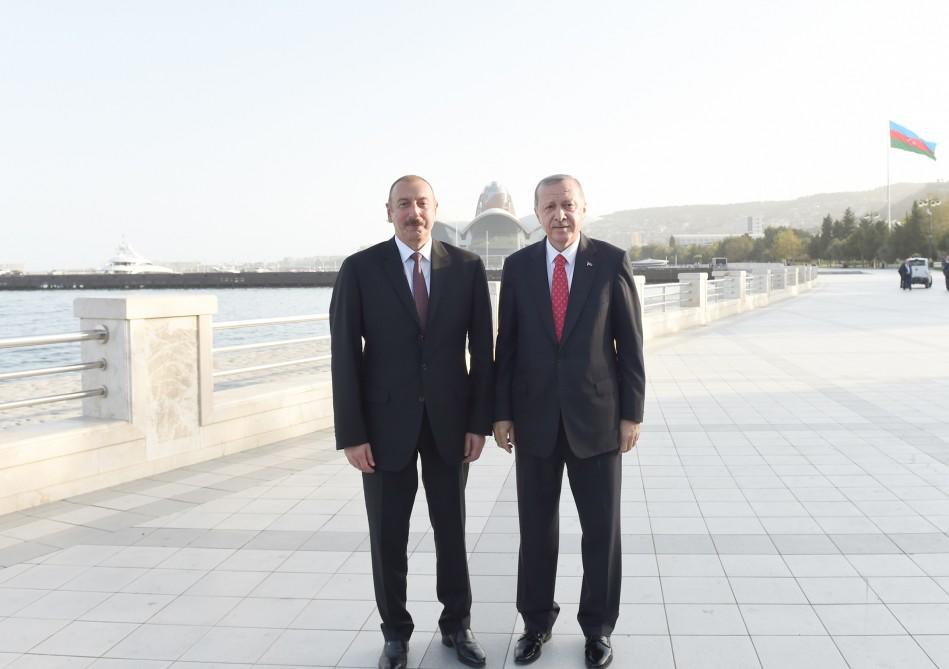 Президенты Азербайджана и Турции сфотографировались на память с участниками парада в Баку