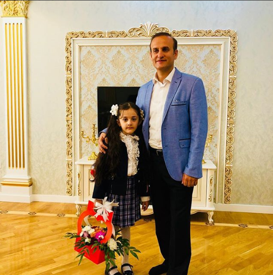 Азербайджанские знаменитости отвели детей в первый класс