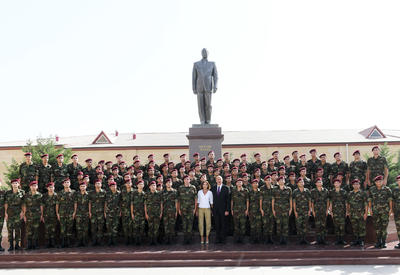 Президент Ильхам Алиев и Первая леди Мехрибан Алиева приняли участие в церемонии принятия присяги молодыми солдатами Службы государственной безопасности Азербайджана - ФОТО - ВИДЕО