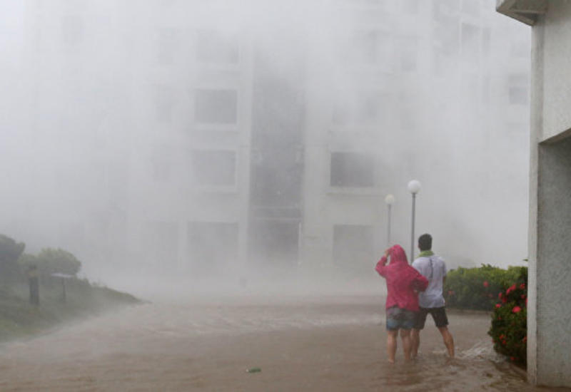 В Сети появилось видео супертайфуна в Китае