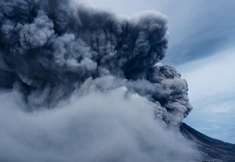 Вулкан на Курилах выбросил четырёхкилометровый столб пепла