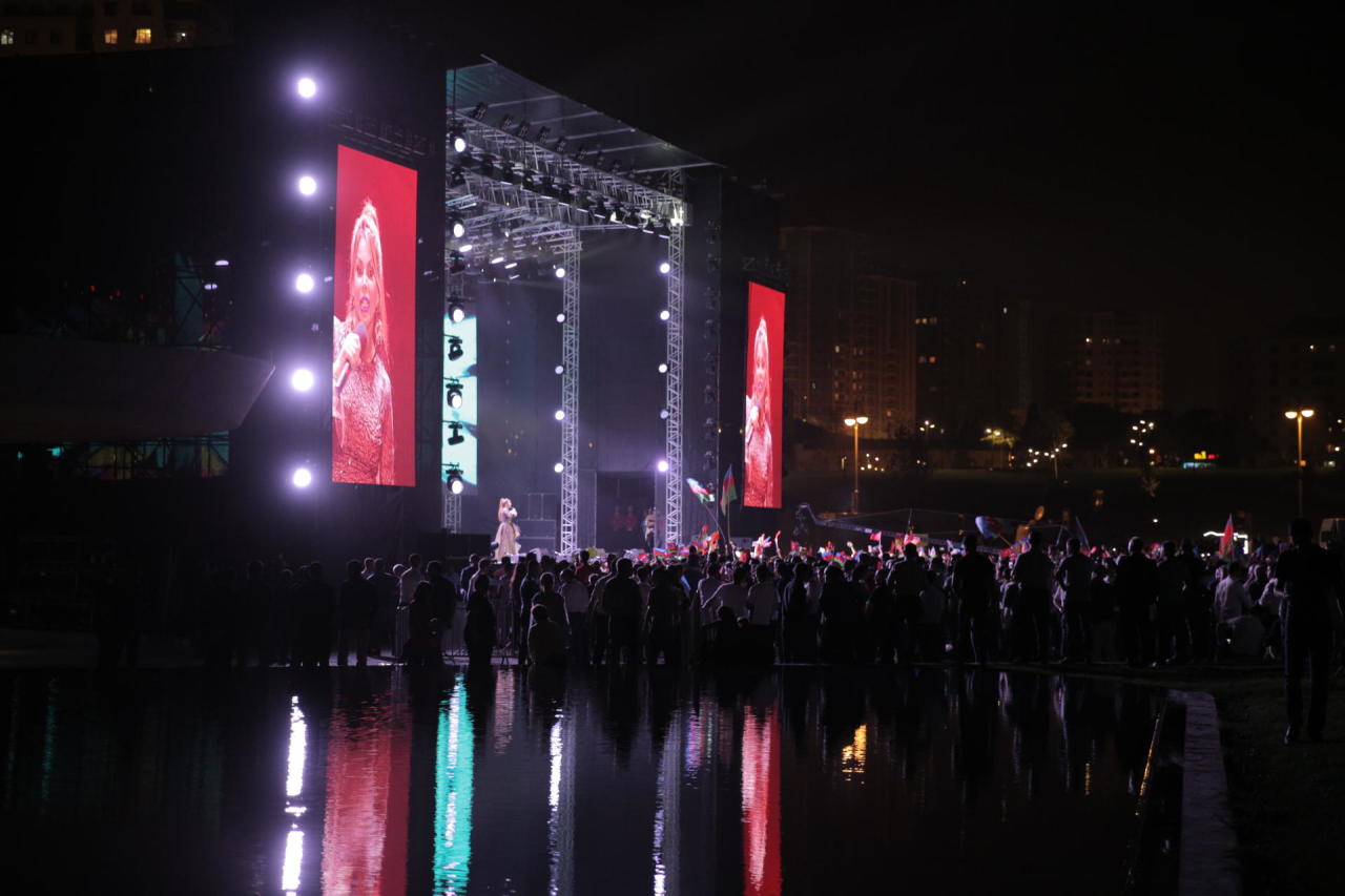 В парке Центра Гейдара Алиева состоялся грандиозный концерт, посвященный 100-летию со дня освобождения Баку