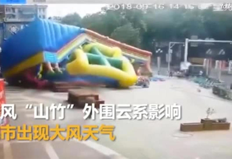 В Китае ураган повалил надувной замок вместе с детьми