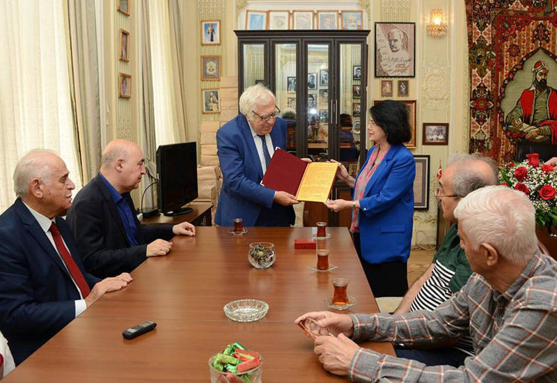 Народный писатель Анар Рзаев удостоен медали "Узеир Гаджибейли"