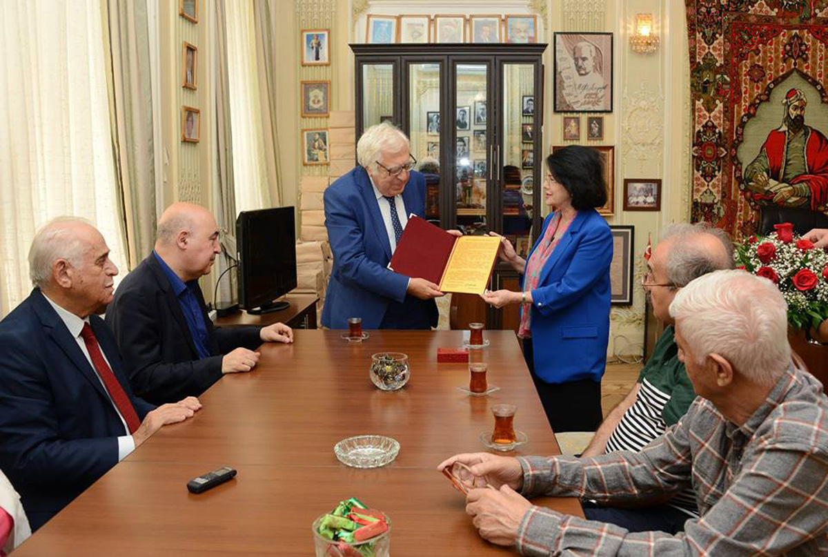 Народный писатель Анар Рзаев удостоен медали "Узеир Гаджибейли"