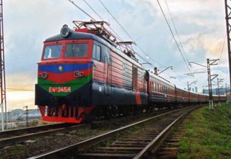 В Азербайджане сошел с рельсов электровоз, поезда сильно задерживаются
