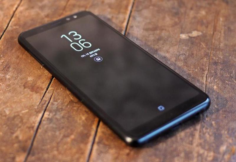 Одна версия Galaxy S10 получит плоский экран