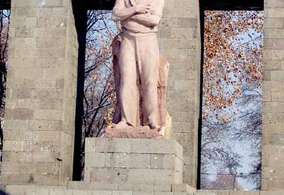 В Ереване извращенец &quot;осквернил&quot; памятник Шаумяну - ФОТО