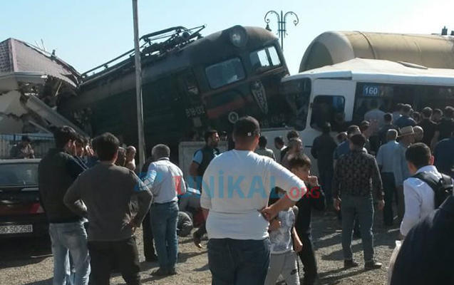 Bakıda dəhşətli qəza: qatar sərnişin dolu avtobusu vurdu - 8 YARALI VAR