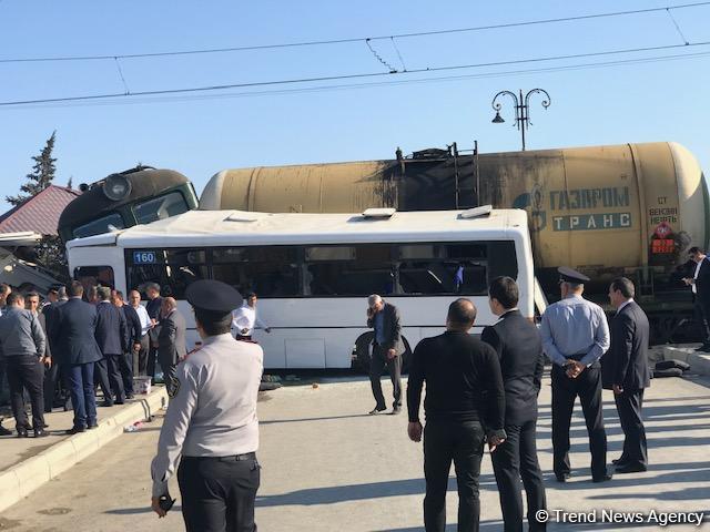 Ужасное ДТП в Баку: поезд въехал в пассажирский автобус, число пострадавших растет