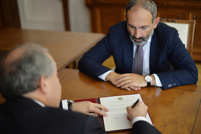 Пашинян призвал президента Армении не подписывать спорный закон, препятствующий роспуску парламента