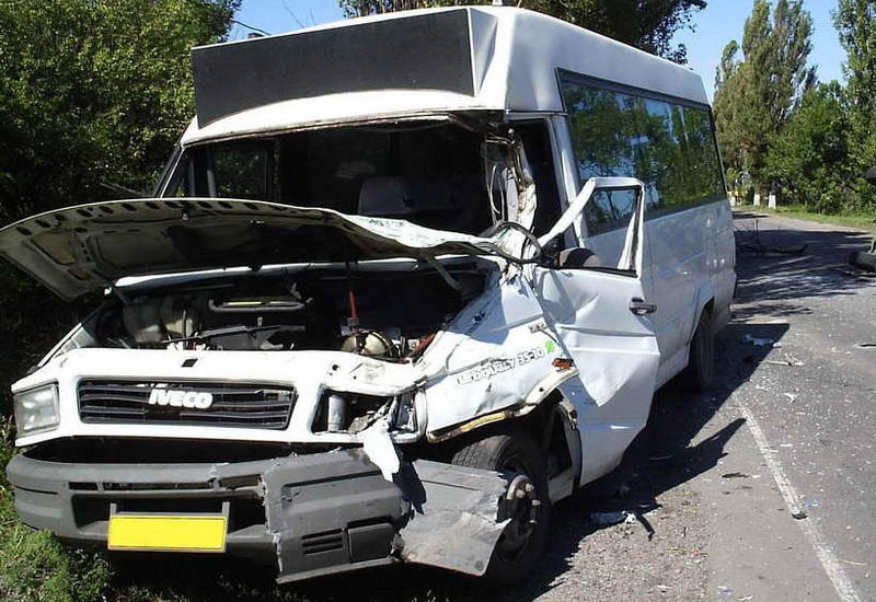 В Азербайджане микроавтобус столкнулся с грузовиком, есть погибшие