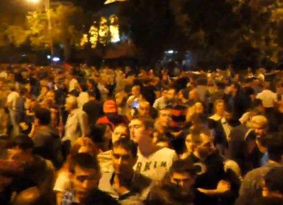 Протестующие заблокировали парламент Армении