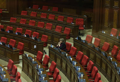 Парламент Армении парализован