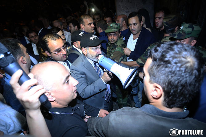Волнения в Ереване. Никол Пашинян уходит в отставку