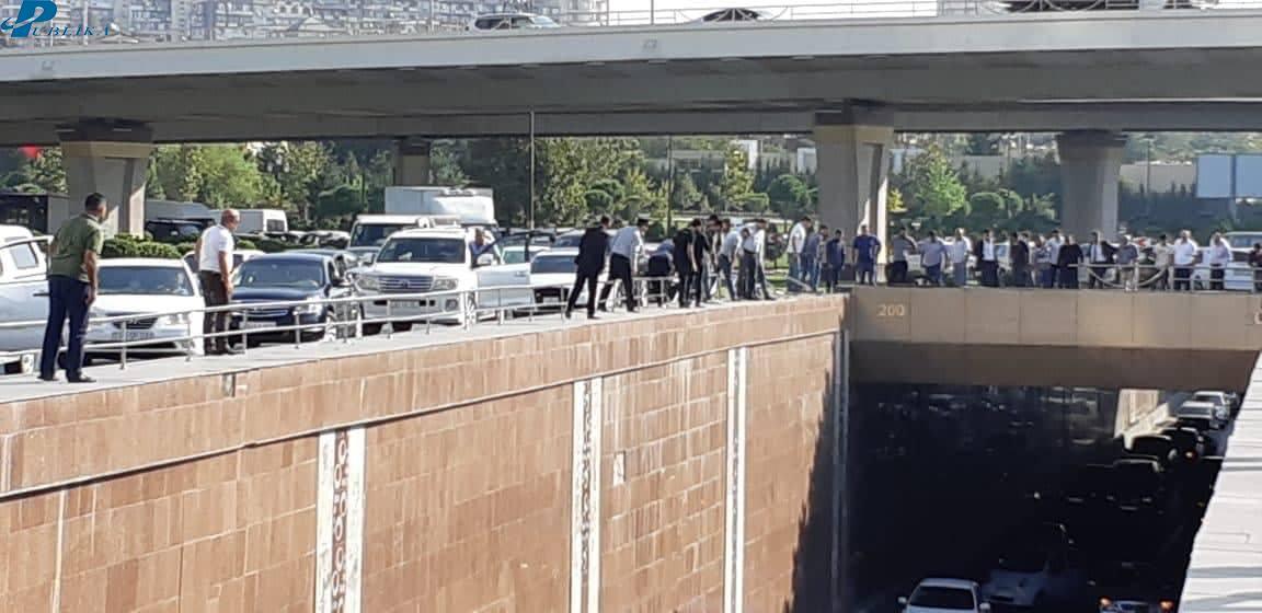 Тяжелое ДТП в Баку: автомобиль упал в туннель