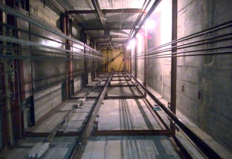 Страшные кадры падения лифта на уборщицу в Баку