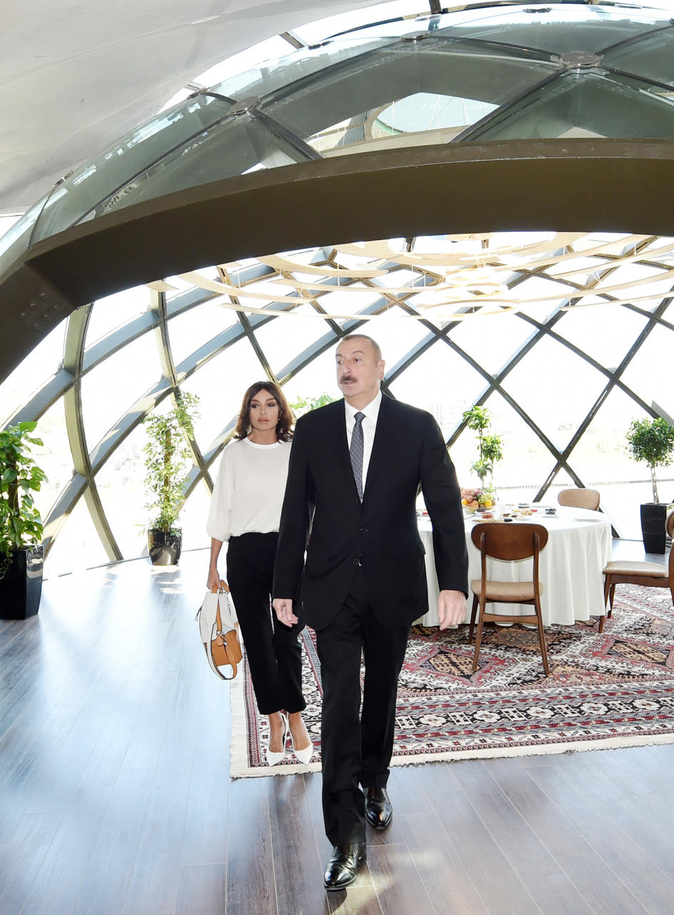 Президент Ильхам Алиев и Первая леди Мехрибан Алиева ознакомились с национальным павильоном с выставки «Милан Экспо 2015»