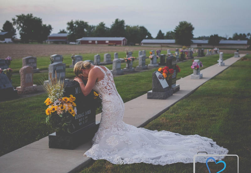 Девушка в свадебном платье пришла на могилу жениха в день, который не наступил