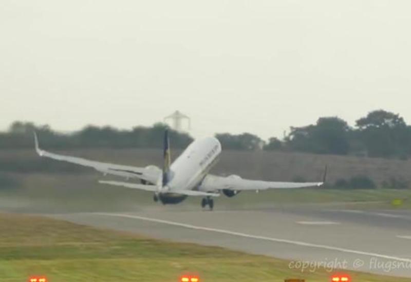 Экстремальный взлет самолета при мощном шторме попал на камеры