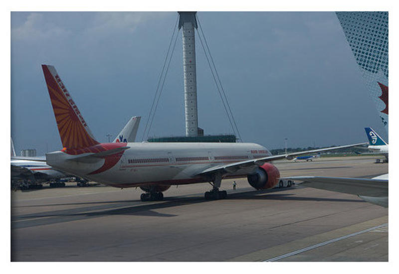 В Индии самолет при взлете задел стену аэропорта