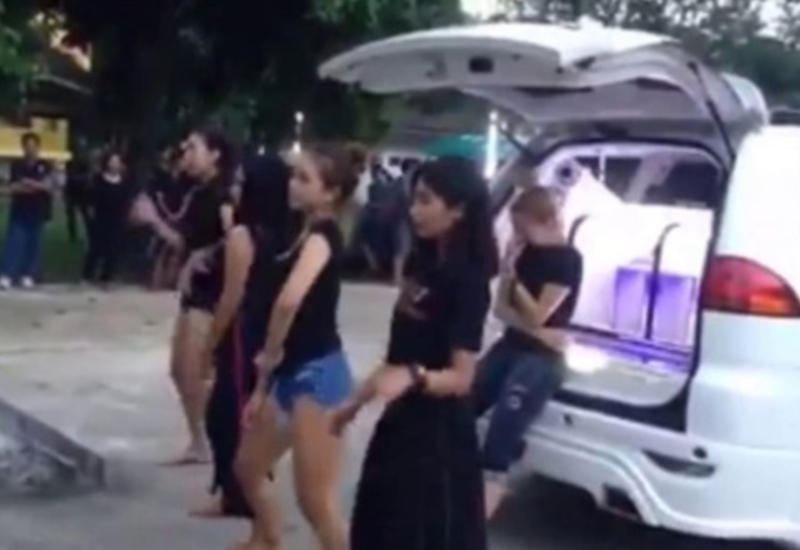 Подруги устроили откровенные танцы на похоронах ради души умершей