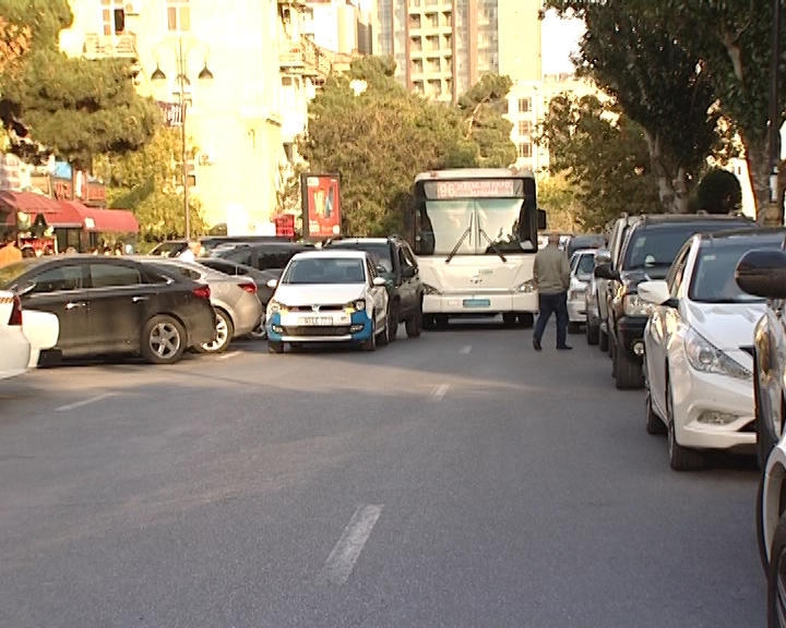 В Ясамальском и других районах Баку грубо нарушаются правила стоянки и парковки