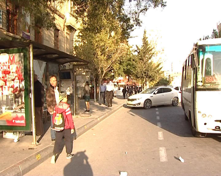 В Ясамальском и других районах Баку грубо нарушаются правила стоянки и парковки
