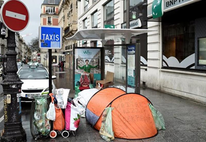 Мэр Парижа предложила разместить бездомных в городской ратуше