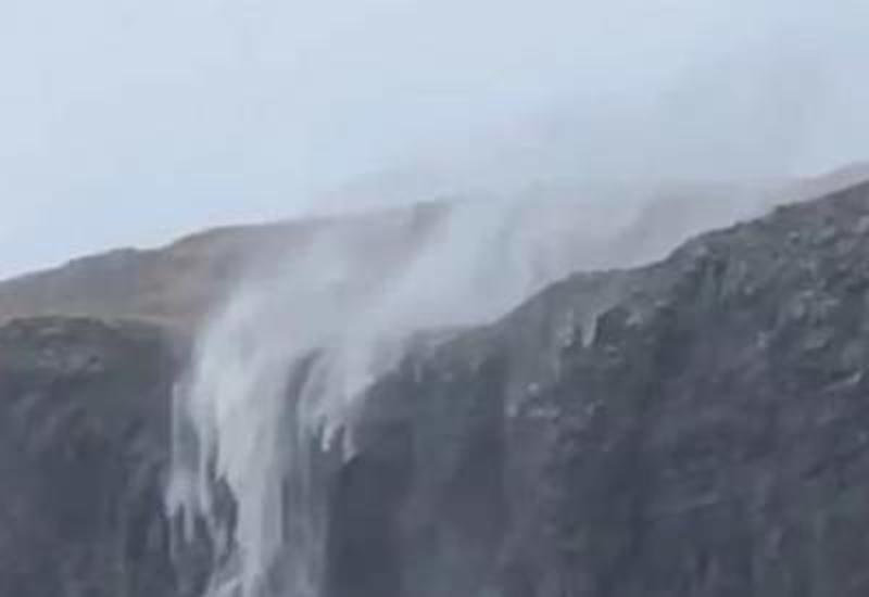 В Шотландии запечатлен необычный случай с водопадом