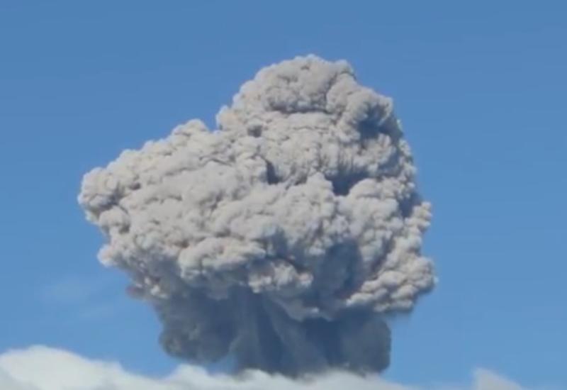 Вулкан Эбеко выбросил очередной столб пепла