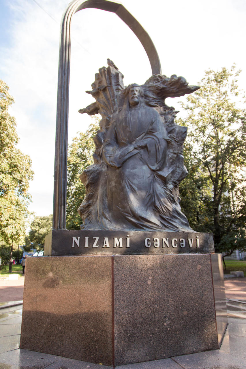 Фонд Гейдара Алиева провел восстановительные работы в сквере имени Низами Гянджеви в Санкт-Петербурге