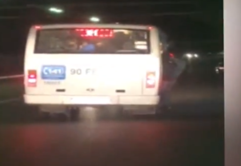 Bakıda avtobus sürücüsü sərnişinlərin həyatını belə təhlükəyə atır <span class="color_red">- VİDEO</span>
