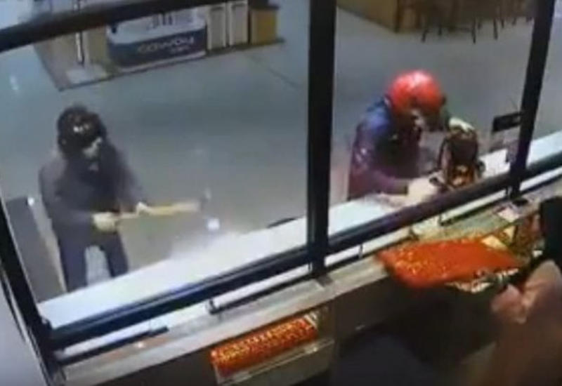 Работницы магазина, не стали дожидаться, когда грабители разобьют витрину кувалдой