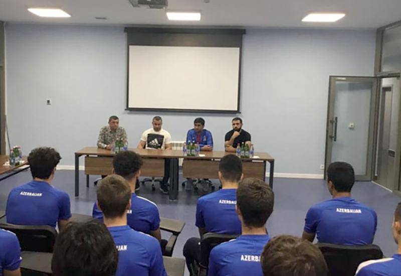Гурбан Гурбанов встретился с игроками юношеской сборной Азербайджана