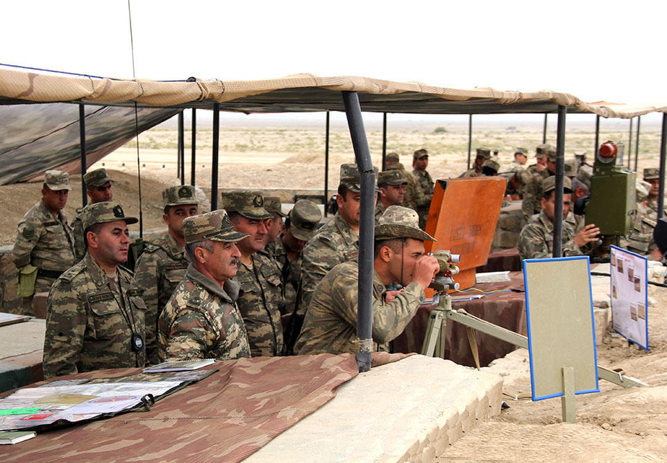 Азербайджанская армия проводит учения с боевыми стрельбами