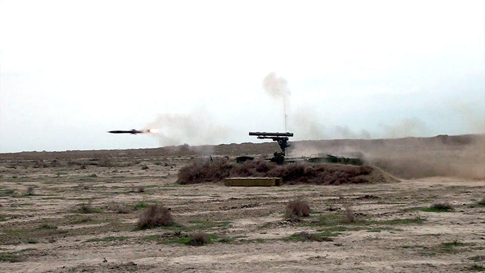 Азербайджанская армия проводит учения с боевыми стрельбами