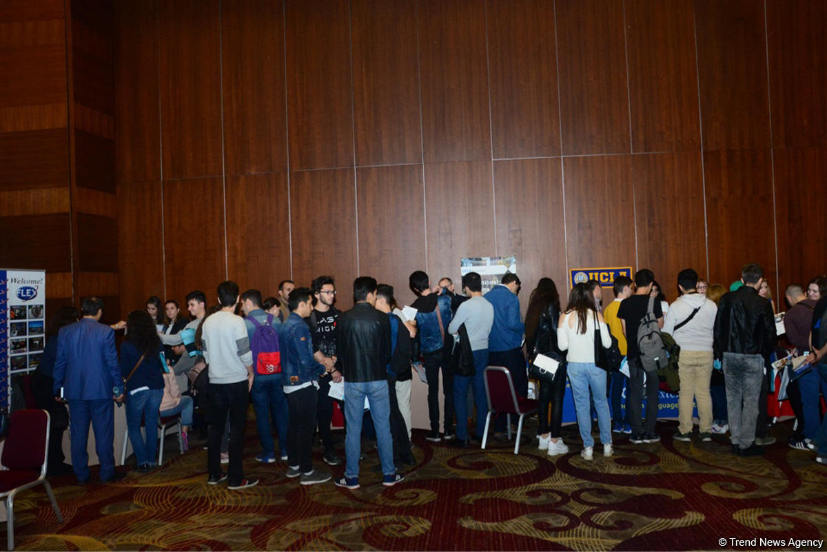 В Баку проходит образовательная выставка университетов США
