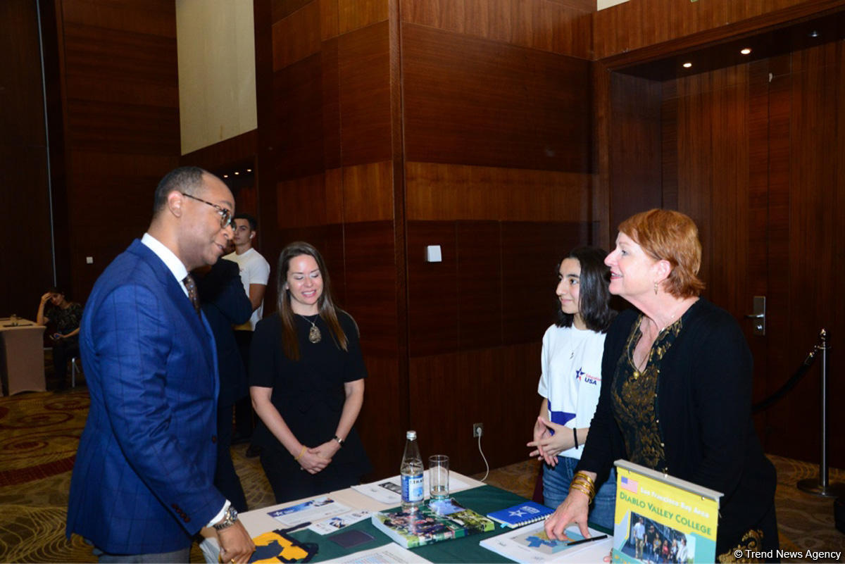 В Баку проходит образовательная выставка университетов США