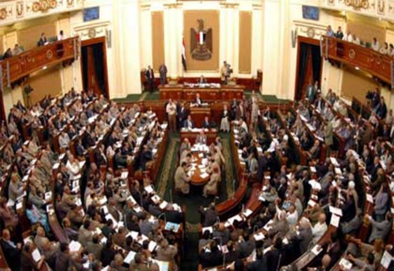 Парламент Египта одобрил указ президента о продлении чрезвычайного положения в стране