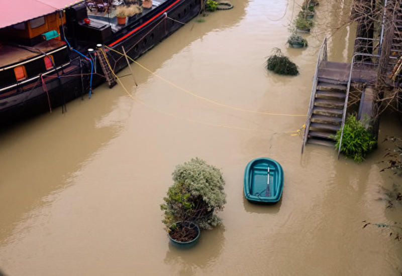 Наводнение в ОАЭ, один погибший